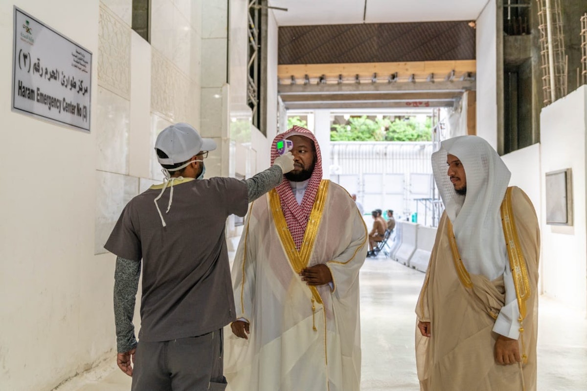 موظفو الصحة يقيسون درجة حرارة الداخلين إلى المسجد الحرام 
